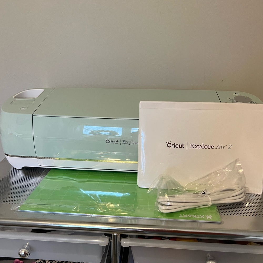 BRAND NEW CRICUT EXPLORE AIR 2 MINT W/ Materials